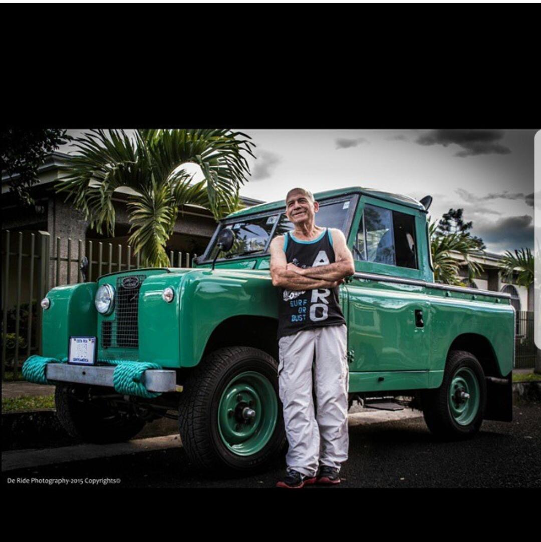Javier Zamora, fundador de Repuestos Impreza, junto a su Land Rover Series III en Costa Rica